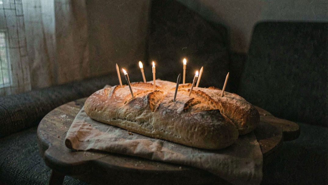 Ciabatta multipla con più spine inserite e spie luminose accese di notte in un angolo buio del salotto